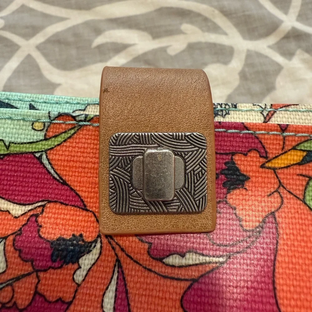 Sakroots Artist Circle Large Smartphone Crossbody Wallet in a floral pattern - Picture 12 of 13